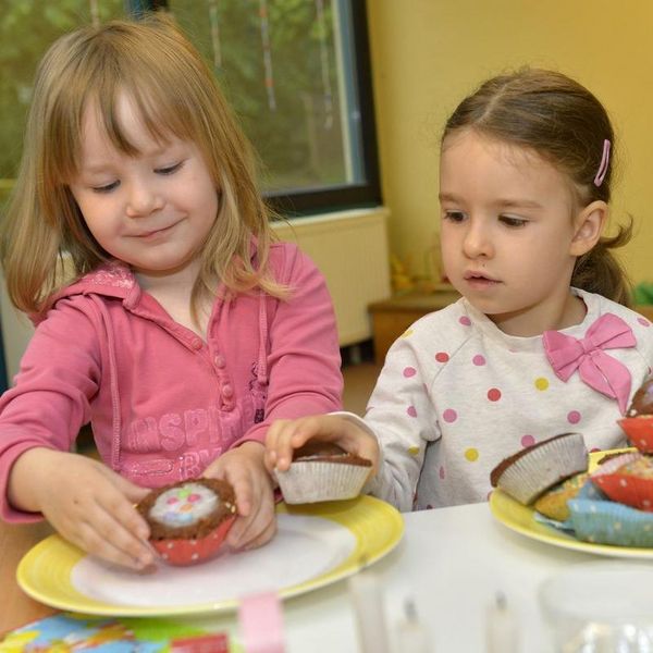 Zwei Mädchen essen Muffins