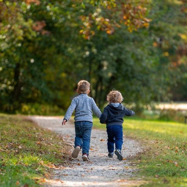 Zwei Kinder laufen einen Weg entlang